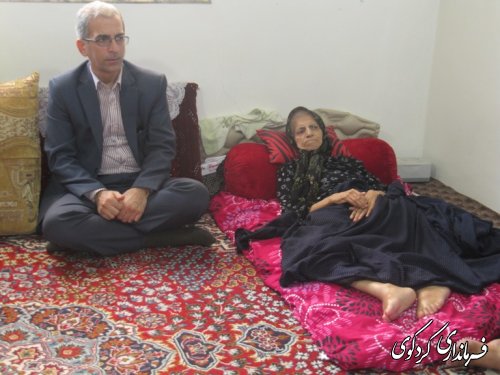 دیدار فرماندار ومسئولین با خانواده شهیدان منوچهری /تصویری