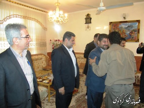 به مناسبت ایام الله دهه فجر: دیدار صمیمانه فرماندار با خانواده شهدا و ایثارگران