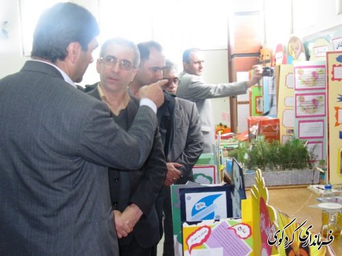 نمایشگاه جشنواره کشوری دانش آموزان جابر بن حیان با حضور فرماندار و معاون آموزشی (دوره ابتدایی) اداره کل آموزش و پرورش استان افتتاح شد