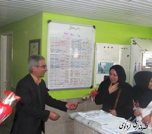 با اهدای یک شاخه گل، فرماندار از پرستاران بیمارستان امیرالمومنین (ع) شهر کردکوی قدردانی کرد