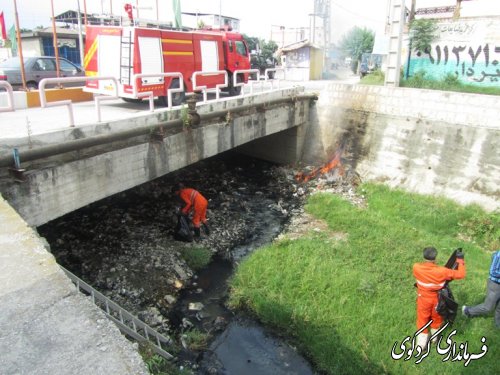طرح تنظیف و پاکسازی رودخانه قاضی محله شهر کردکوی توسط پرسنل شهرداری