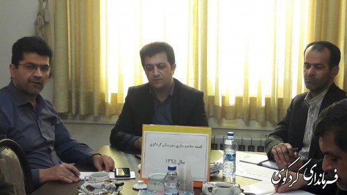 حسین احمدی معاون فرماندار بر ضرورت مناسبت سازی مبلمان شهری براساس شرایط اقلیمی و فرهنگی جامعه تاکید کرد.