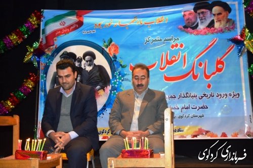 رهبری آگانه، حضور گسترده مردم و ایمان به اسلام از شاخصه های اصلی انقلاب اسلامی ایران است.