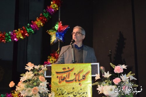 رهبری آگانه، حضور گسترده مردم و ایمان به اسلام از شاخصه های اصلی انقلاب اسلامی ایران است.