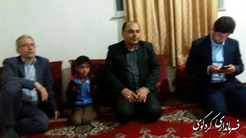 در ساعات پایانی سال جمالی فرماندارکردکوی در منزل برخی از شهروندان کم بضاعت حضور یافت