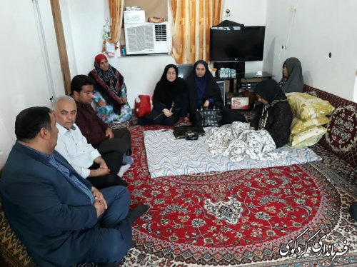 دیدار قدمنان فرماندارکردکوی با یک خانواده نیازمند شهرستان کردکوی