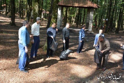 پارک جنگلی امام رضا از وجود زباله ها پاکسازی شد.