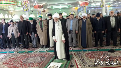 حضور فرماندار و اعضای شورای اداری شهرستان در نماز جمعه نخستین روز از دهه فجر انقلاب اسلامی 