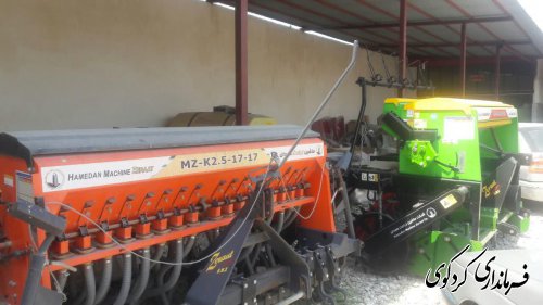برای نخستین بار در شهرستان کار تحویل تراکتور و ابرار آلات کشاورزی در غرب استان