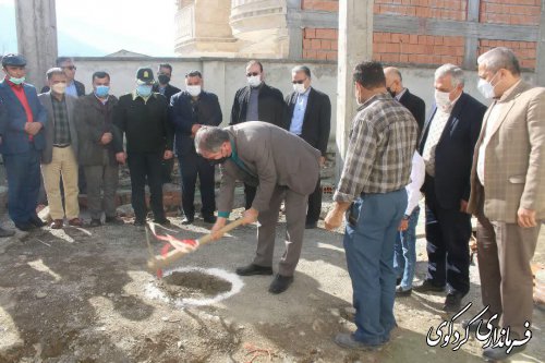 کلنگ ساخت مدرسه توسط خیرین با حضور فرماندار به زمین زده شده.