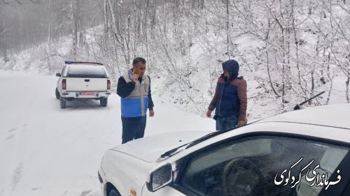 کمک رسانی به در راه ماندگان مناطق کوهستانی توسط ستاد مدیریت بحران فرمانداری کردکوی