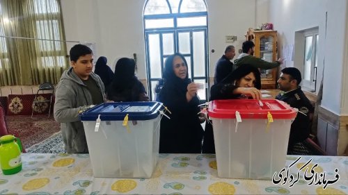گزارش تصویری // حضور مردمروستای مفید آباد در پای صندوق اخذ رای
